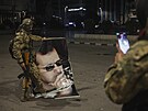 Syr�tí povstalci v Aleppu odstra�ují portréty Asada. (29. listopadu 2024) 