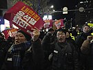 Jihokorejci v Soulu protestují proti prezidentovi Jun Sok-jolovi. (4. prosince...