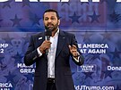 Kash Patel b�hem kampan� Donalda Trumpa ve Wisconsinu (25. zá�í 2024)