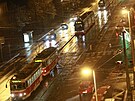 Zamrzla Praha, tedy hlavn tramvaje a vlaky. Tramvaje kvli trolejm pokrytm...