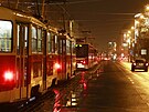 Zamrzla Praha, tedy hlavn tramvaje a vlaky. Tramvaje kvli trolejm pokrytm...
