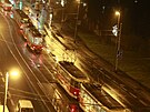 Zamrzla Praha, tedy hlavn tramvaje a vlaky. Tramvaje kvli trolejm pokrytm...