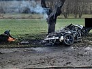 �idi� narazil do dvou strom�, auto pak za�alo ho�et. Spolujezdec nehodu...