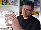 Parazitolog Roman Kuchta dr�� ampulku s �l�nky tasemnice.