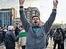 Lidé na nám�stí v Aleppu oslavují pád re�imu Ba�ára Asada. (8. prosinec 2024)