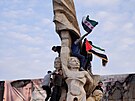 Lidé na nám�stí v Aleppu oslavují pád re�imu Ba�ára Asada. (8. prosince 2024)