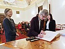 Vnuka Vlastislava Ztky Ludmila Strickler se podepisuje do pamtn knihy msta.