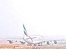 Airbus A380 spole�nosti Emirates opou�t� Prahu. (1. prosince 2024)