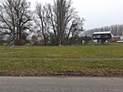 Zelen� palouk mezi s�dlem Moravsk� v�robn� a hlavn� silnic�, kam chce firma...