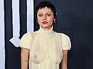 Emma Corrinová na premié�e filmu Nosferatu. (Londýn, 4. prosince 2024)