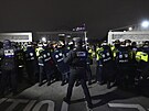 Jihokorejský prezident Jun Sok-jol v zemi vyhlásil stanné právo. Opozi�ní...