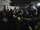 Jihokorejský prezident Jun Sok-jol v zemi vyhlásil stanné právo. Opozi�ní...