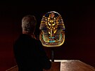 Novin��sk� prohl�dka v�stavy Tutanchamon v Pra�sk�m veletr�n�m are�lu. Hrobka a...
