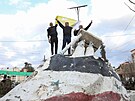 Sy�ané v m�st� Kámi�lí slaví konec autoritá�ského re�imu prezidenta Ba�ára...