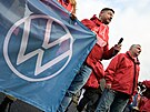 Zam�stnanci Volkswagenu s odborá�skými �álami v barvách centrály IG Metall na...