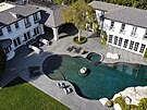 Luxusní nemovitost stojí v losangeleské �tvrti Holmby Hills. Vyhlá�ené �tvrti...