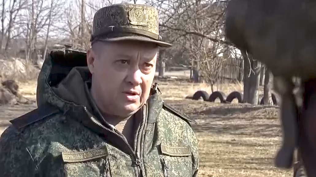 Velitel ruského Východního vojenského okruhu Alexander �ajko vyznamenává ruské...