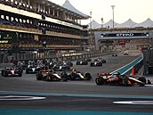 Lando Norris na ele závodu krátce po startu Velké ceny Abú Zabí