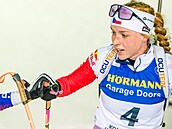 Markéta Davidová v cíli hromadného závodu v Kontiolahti