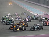 Max Verstappen v úvodu vede Velkou cenu Kataru.