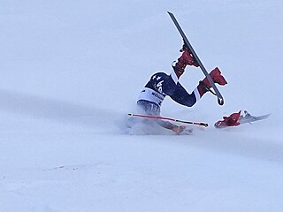 Pád Mikaely Shiffrinové pi obím slalomu v Killingtonu.