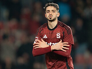 Útoník Sparty Albion Rrahmani se raduje v zápase proti Karviné.