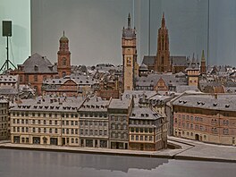 Po spojeneckých náletech v roce 1944 toti� Frankfurt nad Mohanem zni�í ohnivá...