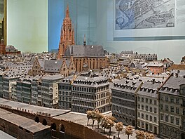 Model je vyvedený v m��ítku 1:200, slo�ený je ze �ty�ia�edesáti segment�. Má...