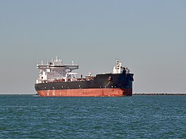 Denn� propluje Hormuzským pr�livem p�tina sv�tové spot�eby ropy.