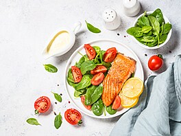 Losos s lehkým zeleninovým salátkem