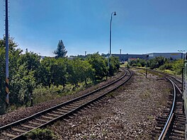 Za Ok��kami se z historick� Severoz�padn� dr�hy odd�luje tra� do T�eb��e a...