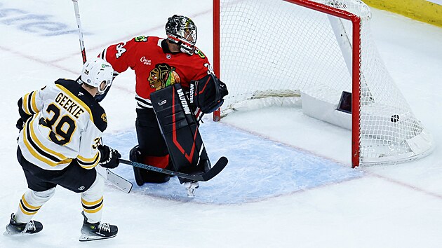 Morgan Geekie z Bostonu pekonv Petra Mrzka v brance Chicaga.