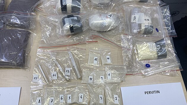 Policie pi rozshlm ztahu proti vrobcm a distributorm pervitinu na jihu Moravy a Vysoin nala drogy a chemiklie pro jeho dal vrobu za destky milion korun. (2024)