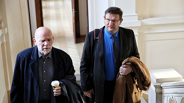 Ob�alovan� b�val� vedouc� brn�nsk� krimin�ln� slu�by Vladim�r Machala (vpravo) s pr�vn�m z�stupcem (vlevo) u Krajsk�ho soudu v Brn�, kter� se za�al zab�vat jeho odvol�n�m. (5. 12. 2024)