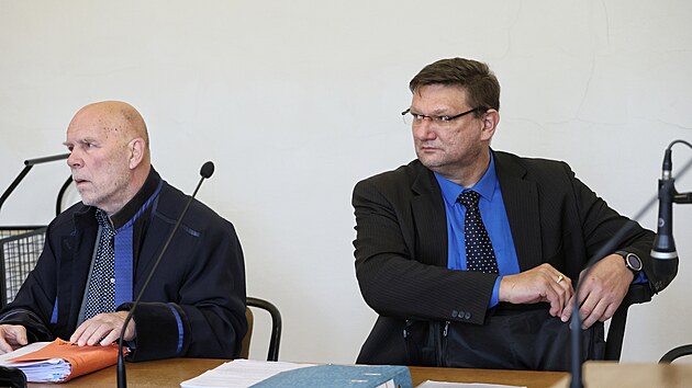 Ob�alovan� b�val� vedouc� brn�nsk� krimin�ln� slu�by Vladim�r Machala (vpravo) s pr�vn�m z�stupcem (vlevo) u Krajsk�ho soudu v Brn�, kter� se za�al zab�vat jeho odvol�n�m. (5. 12. 2024)