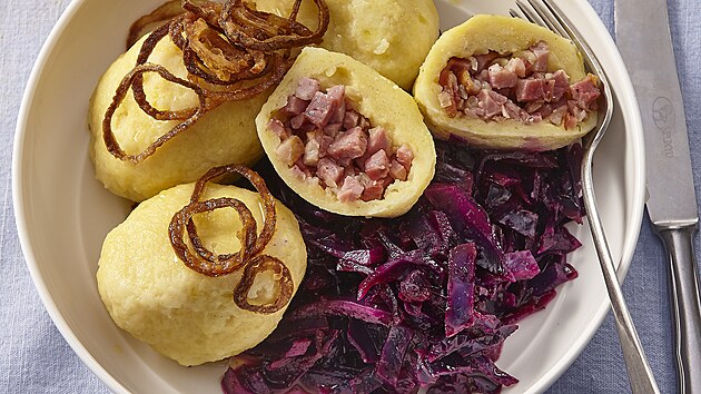 Plnné bramborové knedlíky s uzeným masem