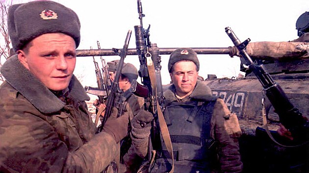 Ru�t� voj�ci si 2. ledna 1995 p�ipravuj� zbran� na kontroln�m stanovi�ti na hranici mezi �e�enskem a Dagest�nem. (2. ledna 1995)