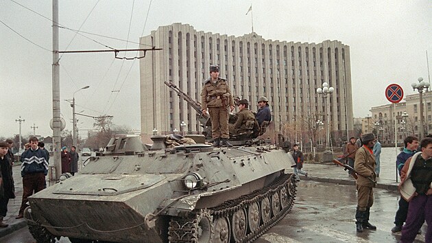 �e�en�t� separatist� hl�daj� prezidentsk� pal�c D�ochara Dudajeva. (25. listopadu 1994)
