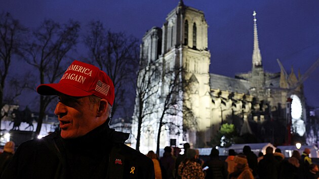 V Pa��i slavnostn� otev�eli opravenou katedr�lu Notre-Dame, kterou p�ed v�ce ne� p�ti lety poni�il po��r. Na akci dorazila �ada sv�tov�ch l�dr�, v�etn� nov� zvolen�ho americk�ho prezidenta Donalda Trumpa. (7. prosince 2024)