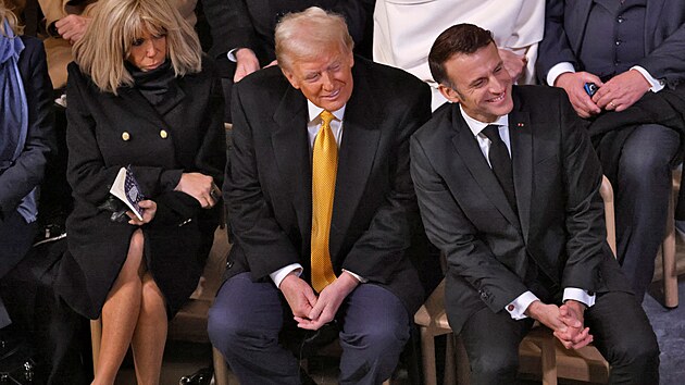 V Pa��i slavnostn� otev�eli opravenou katedr�lu Notre-Dame, kterou p�ed v�ce ne� p�ti lety poni�il po��r. Na akci dorazila �ada sv�tov�ch l�dr�, v�etn� nov� zvolen�ho americk�ho prezidenta Donalda Trumpa. Na sn�mku je s Emmanuelem Macronem a jeho man�elkou Brigitte. (7. prosince 2024)