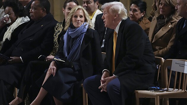 Zvolen� americk� prezident Donald Trump sed�l na znovuotev�en� katedr�ly vedle sou�asn� prvn� d�my Jill Bidenov�. (7. prosince 2024)