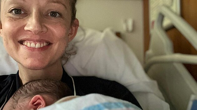 L�dryn� irsk�ch Soci�ln�ch demokrat� Holly Cairnsov� ve volebn� den porodila hol�i�ku. (29. listopadu 2024)