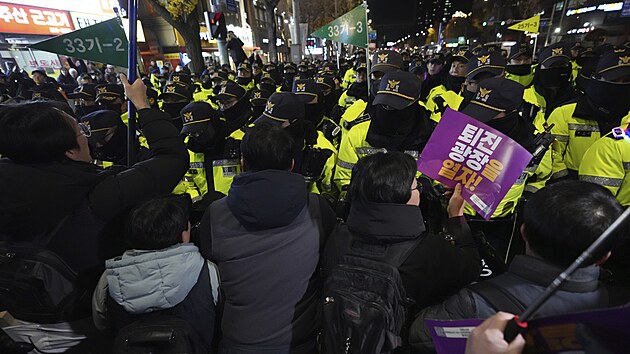 Jihokorejci v Soulu protestuj� proti prezidentovi Jun Sok-jolovi. (4. prosince 2024)