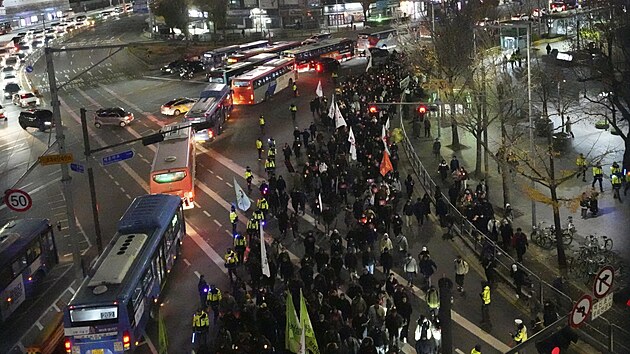 Jihokorejci v Soulu protestuj� proti prezidentovi Jun Sok-jolovi. (4. prosince 2024)