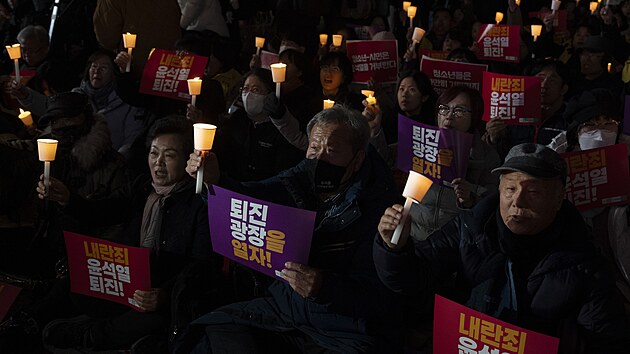 Jihokorejci v Soulu protestuj� proti prezidentovi Jun Sok-jolovi. (4. prosince 2024)