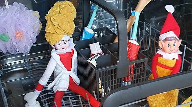 The Elf on the Shelf �  v�no�n� sk��tek, kter� d�l� p�es noc neplechy. Tady si t�eba spolu dva sk��tkov� za��dili l�zn� v my�ce.