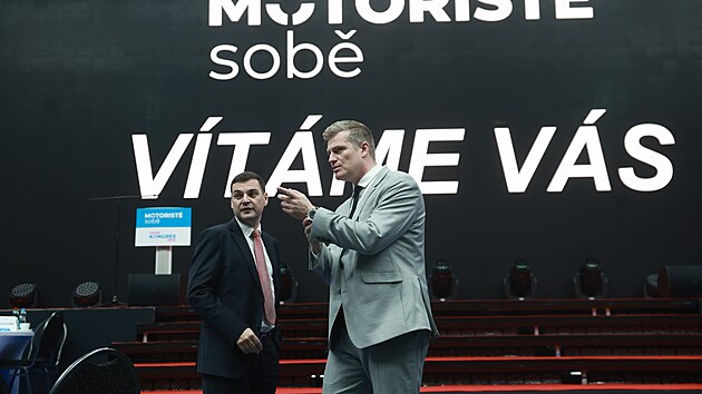 Eurposlanec Filip Turek se na prvn�m kongresu Motorist� stal jejich �estn�m p�edsedou. Na sm�nku je s ��fem strany Petrem Macinkou. (7. prosince 2024)