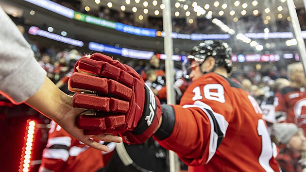 Ondej Palt z New Jersey Devils odchz do kabiny po konci zpasu se Seattle Kraken.