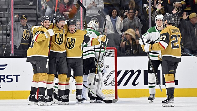 Tom Hertl (vlevo) z Vegas Golden Knights slav se spoluhri gl proti Dallas Stars.
