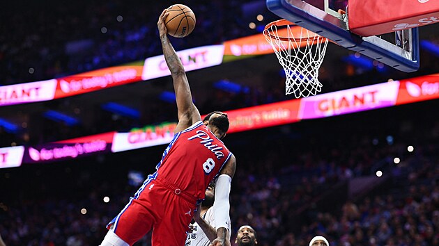 Paul George z Philadelphia 76ers sme�uje proti Orlando Magic.